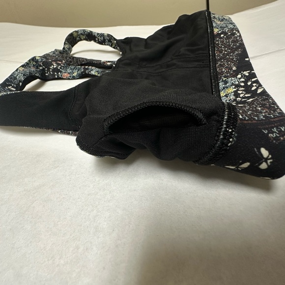 Lululemon Invigorate Bra🌻 - Picture 7 of 9